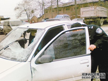 协警引擎盖上斗歹徒 小车狂飙7公里他没松手